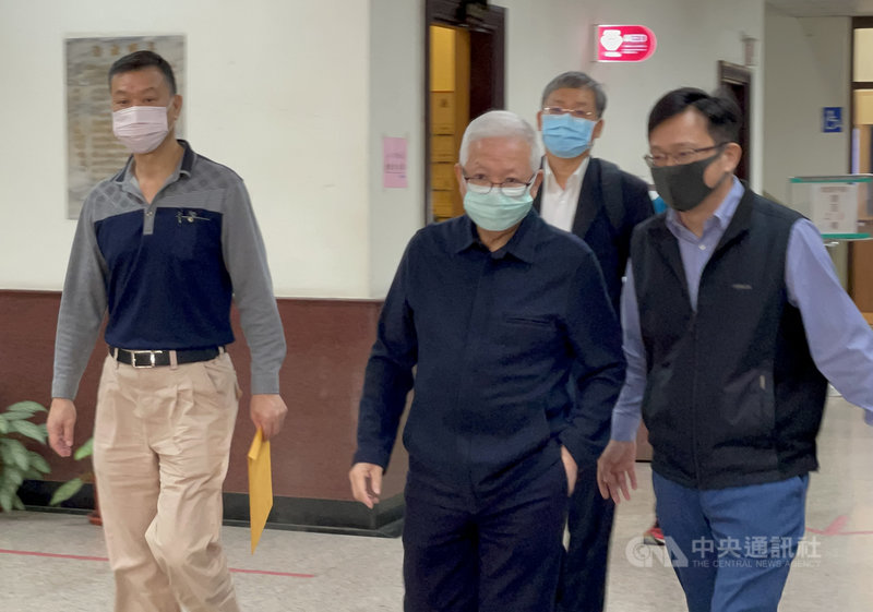 前永豐金控董事長何壽川（前中）涉證交法案件一審被判8年6月，案件上訴二審後，認為一週6天前往警察局報到影響工作權及就醫等，聲請解除；二審16日開庭，改請求法官准每週3天報到。中央社記者劉世怡攝　110年3月16日