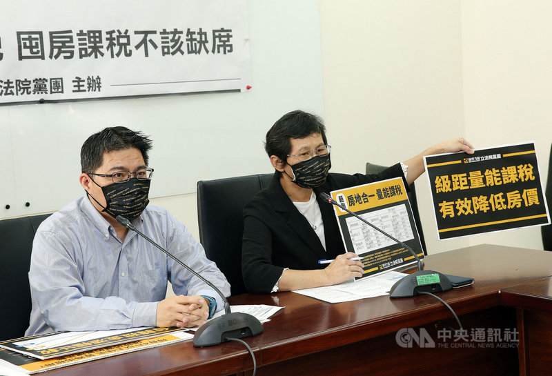 時代力量立法院黨團16日舉行「別怕燙!房地合一量能課稅,囤房課稅不該缺席」記者會。立委陳椒華(右)表示,針對房地合一稅,時代力量主張有級距的量能課稅。中央社記者郭日曉攝 110年3月16日