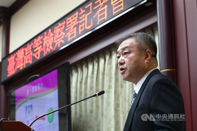 台灣高等檢察署15日上午召開記者會,發言人吳怡明(圖)表示,與翁茂鍾有關的「諸慶恩案」,決定向台灣高等法院聲請再審,目的只有一個,還諸慶恩及其家人一個清白。中央社記者王騰毅攝 110年3月15日
