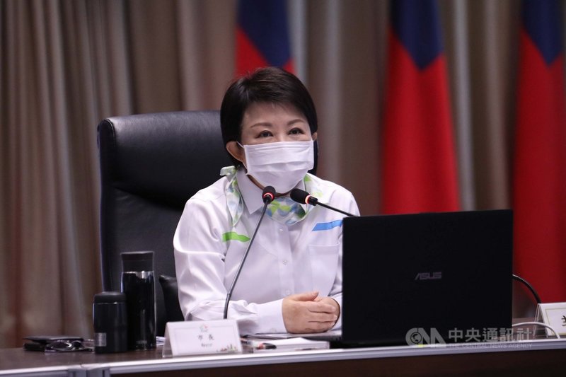 台中市長盧秀燕16日在市政會議中表示,台水總公司設於台中市,但去年漏水率卻是6都最高,希望台水加速老舊管線汰換,不要讓珍貴水源白白漏掉。中央社記者郝雪卿攝 110年3月16日