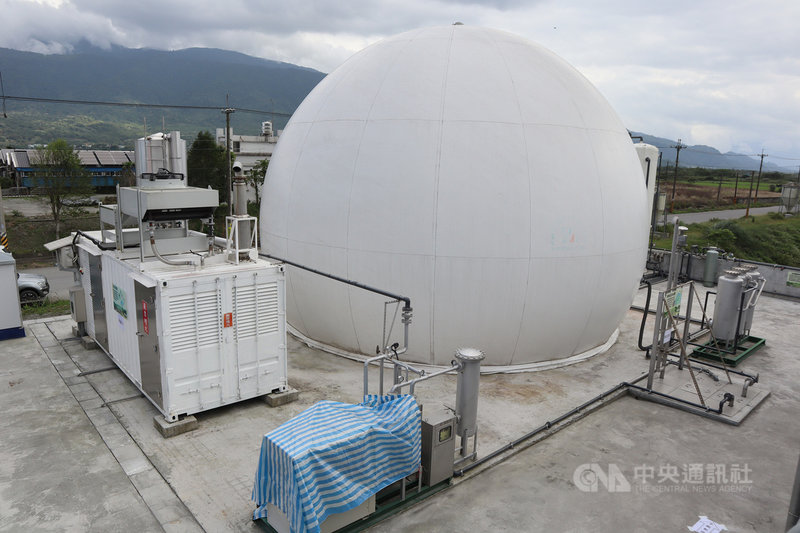 花蓮縣環保局16日表示,「璞石閣生質能源中心」為環保署補助花蓮縣畜牧業者設置的畜牧糞尿資源化處理沼氣發電設施,是全國首座畜牧糞尿集中處理沼氣發電示範點。中央社記者李先鳳攝 110年3月16日