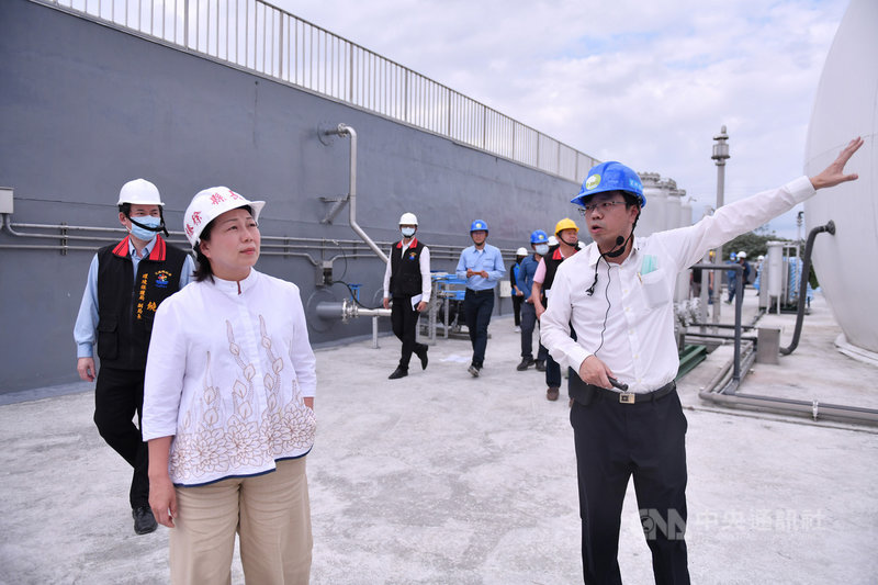 花蓮縣新建「璞石閣生質能源中心」,完工後將可處理縣內畜牧糞尿、廢水,並轉為能源,營造環境永續發展。花蓮縣長徐榛蔚(前左)16日到場了解相關設施及工程進度。中央社記者李先鳳攝 110年3月16日