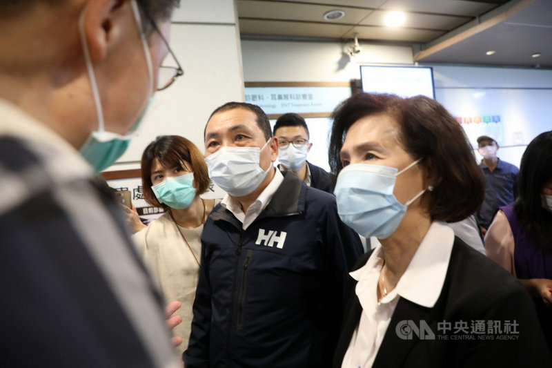 新北市長侯友宜(右2)16日晚間表示,宜蘭遊覽車車禍肇事原因正由交通單位鑑定中,等鑑定結果出爐後,新北市府會從嚴追究責任。右為宜蘭縣長林姿妙。(新北市政府提供)中央社記者黃旭昇新北市傳真 110年3月16日
