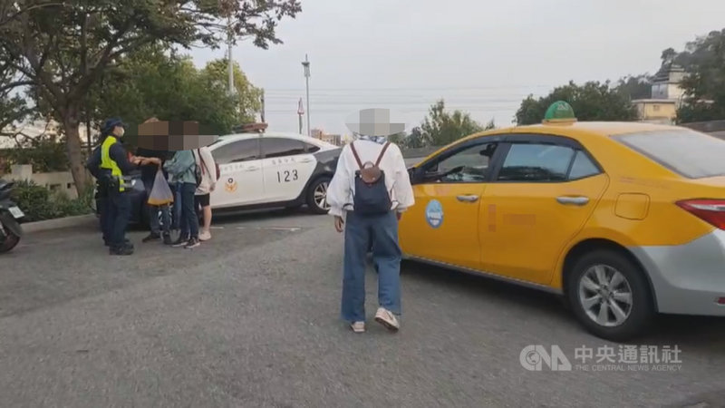 21名乘客15日自台北搭遊覽車南下苗栗旅遊,領隊與司機疑似因接駁問題發生爭執,司機竟丟包走人,乘客只能向警方求助,找來5部計程車載往後龍高鐵站,再轉搭高鐵返回台北。(民眾提供)中央社記者管瑞平傳真 110年3月16日
