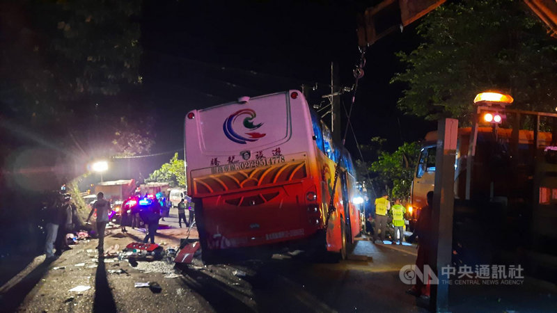 新北市新店區復興里舉辦自強活動,16日下午遊覽車回程行經蘇花公路115公里處東澳段時撞上山壁,除車頭損毀,左側後半車體的鐵皮被削毀,車身破了大洞,椅子外露,物品和車身碎片散落四處,現場混亂;目前已知6死多人輕重傷。(讀者提供)中央社記者王朝鈺傳真 110年3月16日