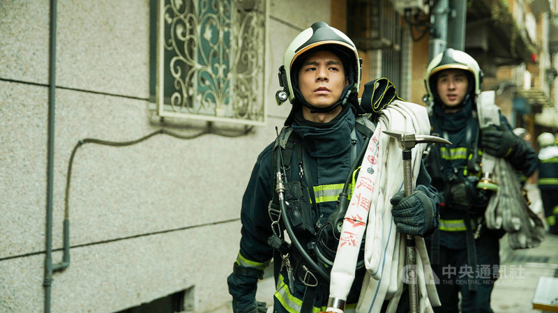 演員林柏宏在消防職人劇「火神的眼淚」飾演熱血消防員張志遠,平常執勤是最奮不顧身的勇者,但深夜卻總是做著相似的惡夢。(公共電視、myVideo提供)中央社記者葉冠吟傳真 110年3月16日