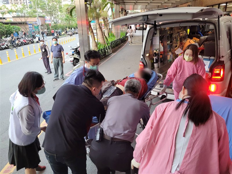 台9線蘇花公路東澳段16日一輛遊覽車撞山壁,傷者送醫治療。中央社記者沈如峰宜蘭攝 110年3月16日