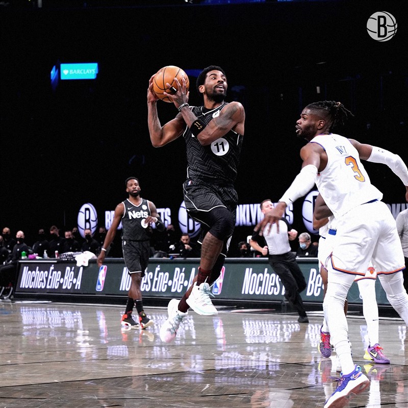 美國職籃NBA布魯克林籃網15日在主場迎戰紐約尼克,厄文(中)攻下全場最高34分。(圖取自twitter.com/brooklynnets)