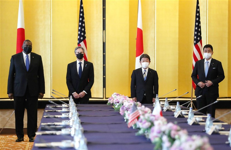 「日美安全保障協議委員會」16日由美國國務卿布林肯(左2)及國防部長奧斯汀(左1)與會,日本方面由外務大臣茂木敏充(右2)及防衛大臣岸信夫(右1)與會。(共同社)