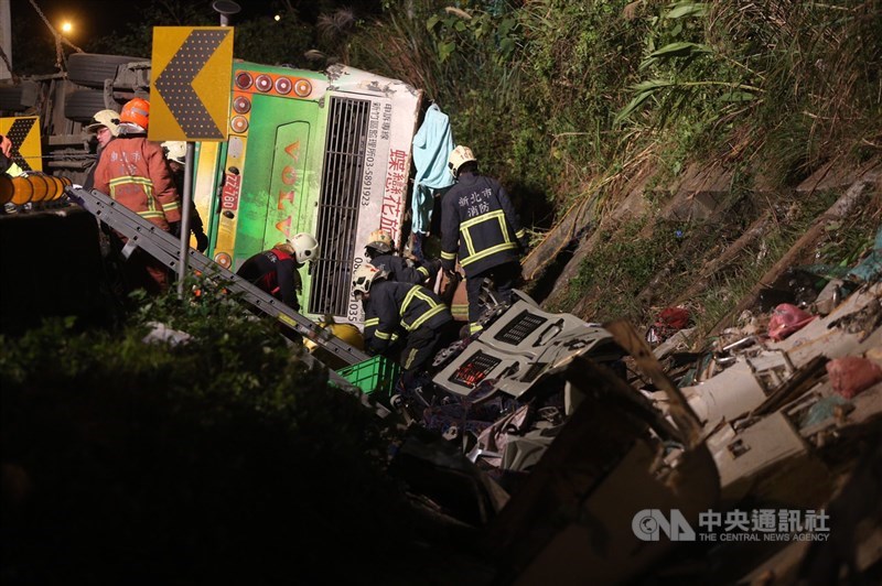 2017年2月13日的「蝶戀花」遊覽車翻覆,當時遊覽車載著44名乘客,有33人死亡。(中央社檔案照片)