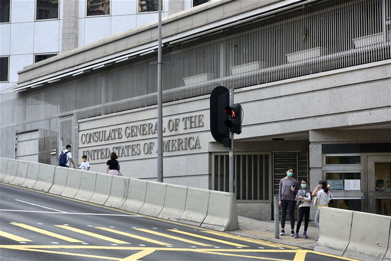 香港衛生署衛生防護中心16日公布,新增18例武漢肺炎確診,本土病例中有2起源頭不明,包括1名美國駐香港總領事館人員。圖為美國駐香港領事館外觀,非當事人。(中新社)