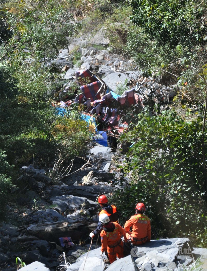 2012年12月9日一輛載著多名新北市泰山國小校友到司馬庫斯旅遊的遊覽車,突然熄火並失控滑落山谷,造成13人死亡。(中央社檔案照片)