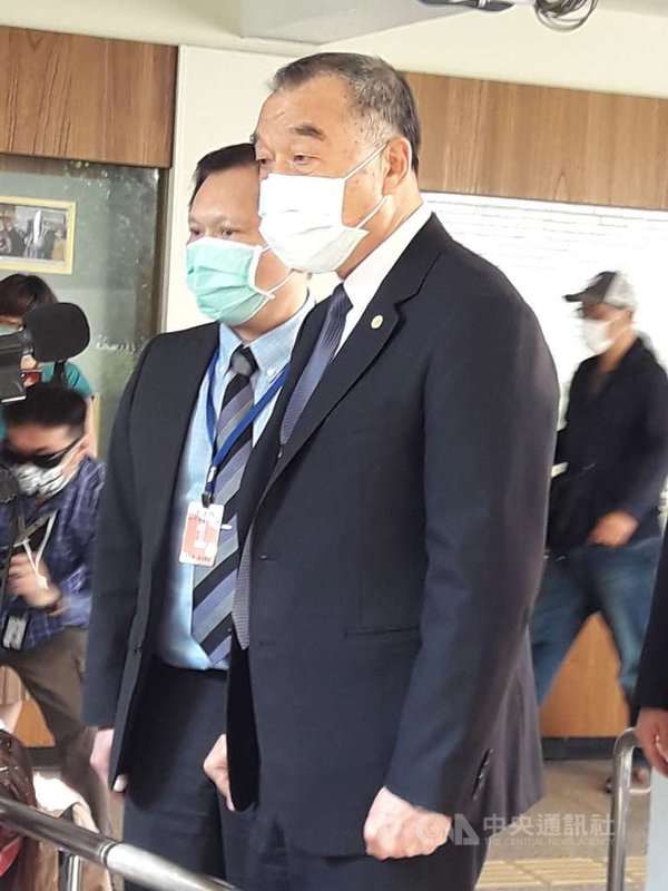國防部長邱國正(前)16日在立法院回應媒體詢問時證實,潛艦國造紅區裝備美方輸出許可都已獲得。中央社記者范正祥攝 110年3月16日
