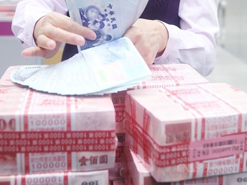 海外資金專法落日倒數,統計至5月14日,已有1195案申請匯回,金額達新台幣2484億元,從4月中至5月中,匯回金額大增75億元。(中央社檔案照片)