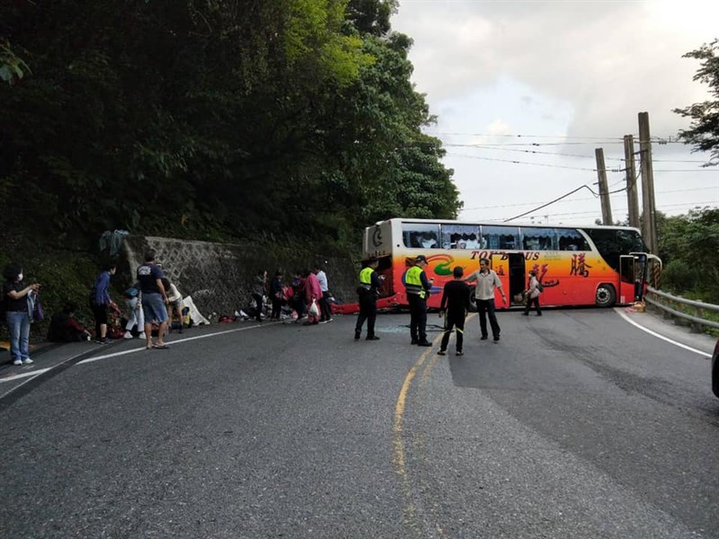 台9線蘇花公路115公里處16日下午一輛遊覽車撞山壁。(圖取自facebook.com/205903292812064)
