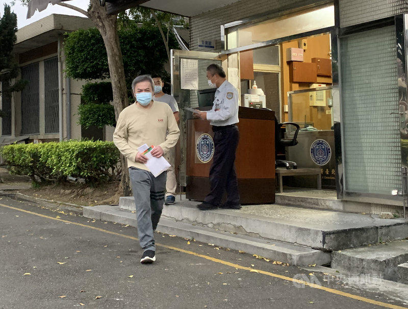 遠航董事長張綱維(前)17日獲台北地院裁定以新台幣1億元交保停押;完成交保程序後,張綱維傍晚步出台北看守所。中央社記者沈佩瑤攝 110年3月17日