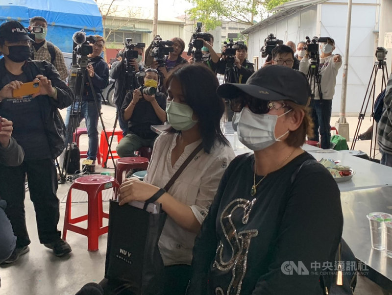 新北市新店復興里里民活動卻遇遊覽車禍,造成重大傷亡。里長劉洪珠(前右)17日前往慰問死者家屬時難過表示,很捨不得自己的好朋友,坦言內心很煎熬,但也要去面對及處理。(民眾提供)中央社記者王鴻國傳真 110年3月17日