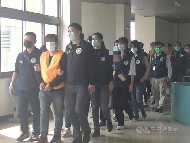 梁姓男子涉與黃姓失聯移工虛設空殼公司,以「可在台自由工作」名義招攬移工,移民署等單位日前兵分多路搜索逮7人送辦。(翻攝畫面)中央社記者沈佩瑤傳真 110年3月17日