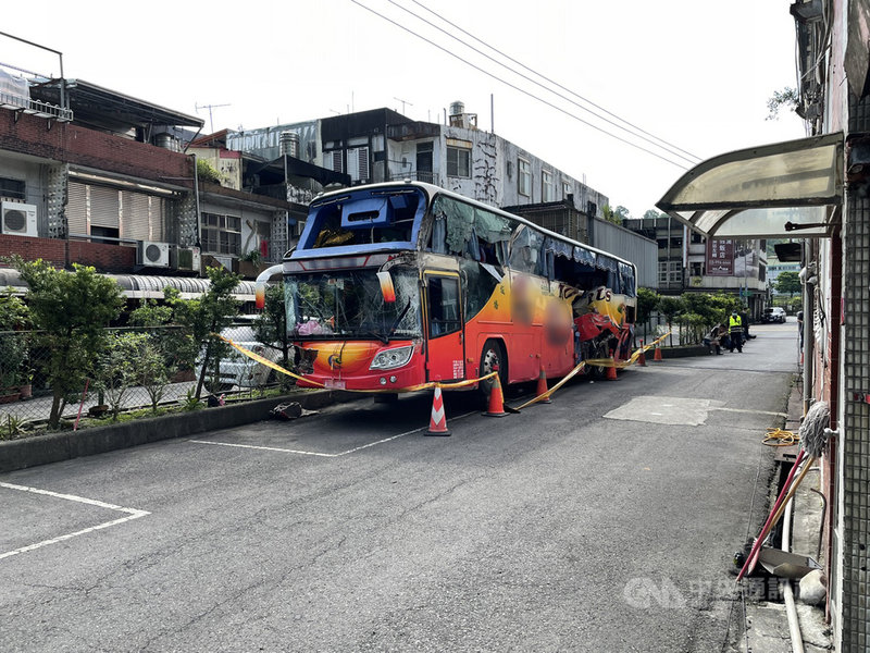 蘇花公路東澳段16日發生一輛遊覽車撞山壁事故,造成6人死亡、39人輕重傷。遊覽車在意外發生後已拖回蘇澳警分局,檢察官17日將會同相關單位進一步釐清車禍原因。(讀者提供)中央社記者沈如峰宜蘭縣傳真 110年3月17日