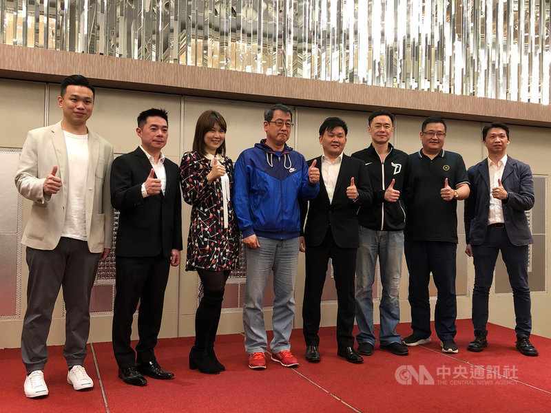台灣三對三籃球聯盟(T3BA)預計5月底開打,聯盟顧問劉孟竹(左2)17日表示,預計將有12隊參加,後續台灣職業籃球聯盟P. LEAGUE+、SBL球隊將陸續加盟。中央社記者黃巧雯攝 110年3月17日