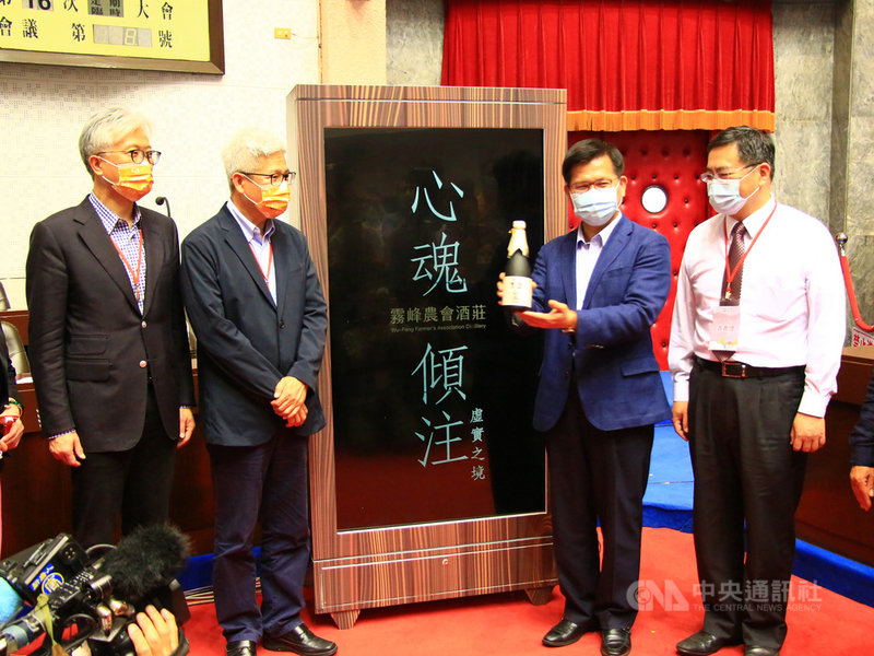 交通部與資訊工業策進會合作，運用數位科技結合霧峰百年文化古蹟，打造霧峰觀光圈，交通部長林佳龍（右2）17日出席揭幕活動，並推廣霧峰農會農產品。中央社記者蘇木春攝  110年3月17日