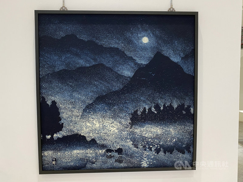 「C-flow.心流–幸福工藝台日交流展」登場,多名台、日工藝師作品參展。圖為台灣工藝團隊卓也藍染作品「水牛」,以棉布、天然藍染及蜜蠟創作而成。中央社記者陳秉弘攝 110年3月17日