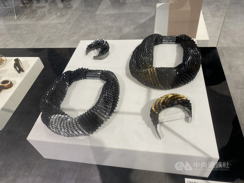 「C-flow.心流–幸福工藝台日交流展」開展,日本工藝師UNNO Eriko作品「記憶的聲音」,以傳統錄音帶結合銀與金箔製成,十分吸睛。中央社記者陳秉弘攝 110年3月17日