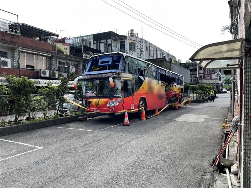 蘇花公路東澳段16日發生一輛遊覽車撞山壁事故,造成6人死亡、39人輕重傷。遊覽車在意外發生後已拖回蘇澳警分局,檢察官17日將會同相關單位進一步釐清車禍原因。(讀者提供)中央社記者沈如峰宜蘭縣傳真 110年3月17日