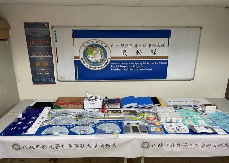 梁姓男子涉夥同越南籍失聯移工黃姓男子在台虛設公司行號,2年來以「可在台灣自由工作」名義招攬移工,收取聘僱費、服務費,警方日前到梁男所成立的企業社、仲介公司及住處執行搜索,查扣帳冊、銀行存簿、護照、印章及名冊等贓證物。(翻攝畫面)中央社記者沈佩瑤傳真 110年3月17日