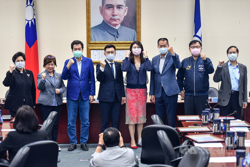 國民黨中常會17日舉行,黨主席江啟臣(左4)會中頒發證書給國民黨立法院黨團總召費鴻泰(左3)、書記長鄭麗文(左5)等黨團幹部。中央社記者鄭清元攝 110年3月17日