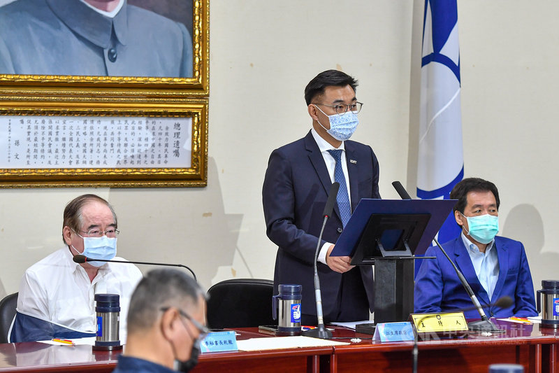 國民黨主席江啟臣(右2)17日在中常會表示,國民黨身為曾經的決策者,以及目前的在野政黨,會尊重8月28日公民的意志,交由人民決定核四的去留。中央社記者鄭清元攝 110年3月17日