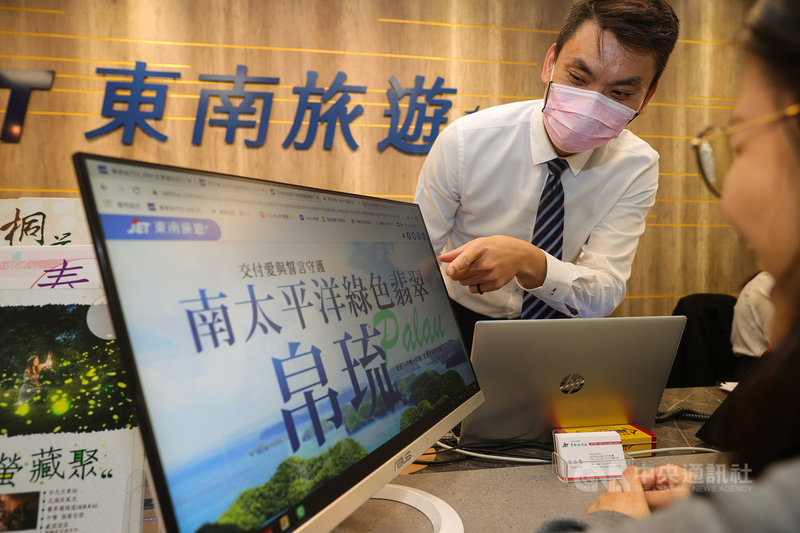 台灣、帛琉旅遊泡泡最快4月啟程,中央流行疫情指揮中心17日和外交部、交通部共同召開記者會宣布這項重大消息,儘管旅遊團細節尚未完全出爐,仍舊引發民眾關注,業者指出,不少消費者都直接表達希望能預留出團名額。圖為民眾到旅行社諮詢帛琉旅遊相關訊息。中央社記者謝佳璋攝 110年3月17日