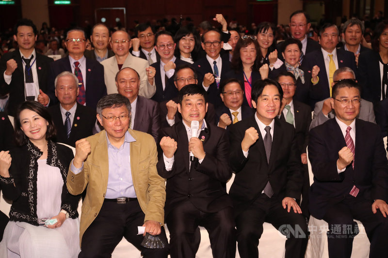 副總統賴清德(前右2)、內政部長徐國勇(前右)17日晚間出席「寧夏夜市新春聯誼餐會暨第4、5屆理事長暨理監事交接典禮」,並與卸任理事長林定國(前中)、台北市長柯文哲(前左2)、民進黨籍立委吳思瑤(前左)等人合影。中央社記者吳家昇攝 110年3月17日