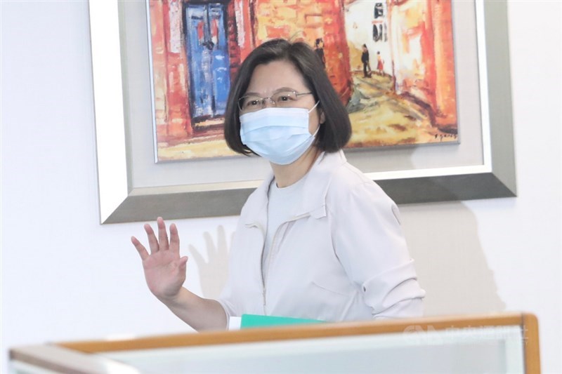 民進黨17日下午召開中常會,總統兼民進黨主席蔡英文出席,步入會議室前向媒體揮手致意。中央社記者吳家昇攝 110年3月17日