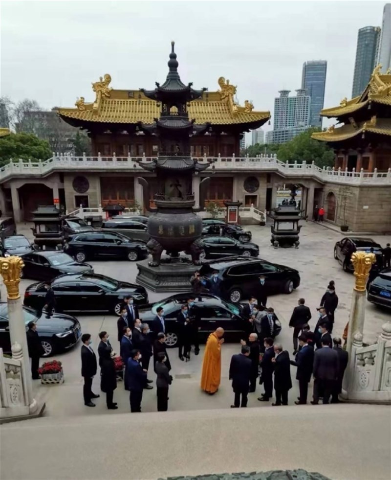 7日有網友在中國社交媒體微博上傳照片,指中國前國家主席江澤民現身上海靜安寺。圖為網友上傳的照片,但工作人員表示,對和尚雙手合十的男子是柬埔寨國王西哈莫尼。中央社 110年3月17日