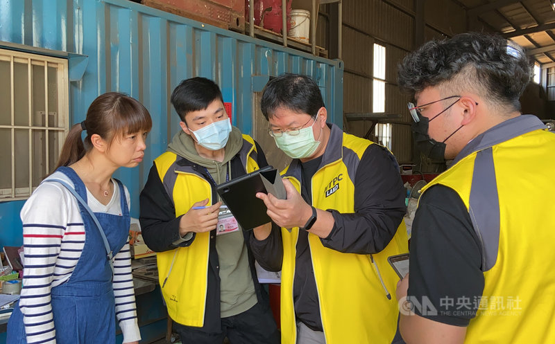 新北市地政局17日指出，跨局處組成塭仔圳輔遷小組後，提供媒合用地、輔導就業、搬遷寺廟、救助中低收入戶等協助，並實地走訪塭仔圳重劃第一區，目前第一區計畫或已搬遷者達8成，預計6月進入所有權人點交高峰期。（新北市地政局提供）中央社記者黃旭昇新北市傳真  110年3月17日