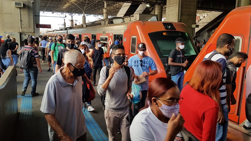 巴西武漢肺炎疫情持續惡化,聖保羅州16日新增679人死亡,創下大流行以來單日新高,相當於每2分鐘1人死亡。圖為聖保羅地鐵站人潮擁擠。(安納杜魯新聞社)