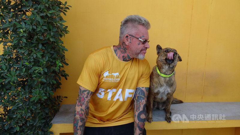 瑞典人班茲（Michael Baines）在泰國成立救援組織「救狗的人」（The Man That Rescues Dogs），救回數百隻在街頭有危險的流浪狗。中央社記者呂欣憓春武里府攝  110年3月17日