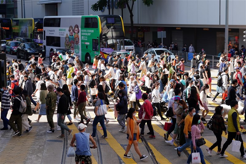 總統蔡英文17日說,中國以各種藉口取消香港民選民意代表資格,已讓香港民主陷入危機,且進一步扼殺港人選擇民意代表的權利。圖為香港銅鑼灣街頭。(中新社)