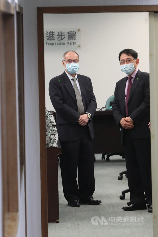 民進黨17日下午召開中常會,國家衛生研究院長梁賡義(左)以「精準醫療/健康發展:5G之角色」進行專案報告。中央社記者吳家昇攝 110年3月17日