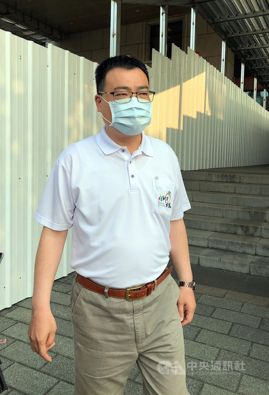 嘉義縣大林鎮長簡志偉涉偽造文書案,嘉義地方法院17 日判處1年3個月有期徒刑,可上訴。親自前往聆判的簡志偉神情無奈,步出地院後僅表示後續還要再想一想,並沒有針對判決結果多做回應。中央社記者黃國芳攝 110年3月17日