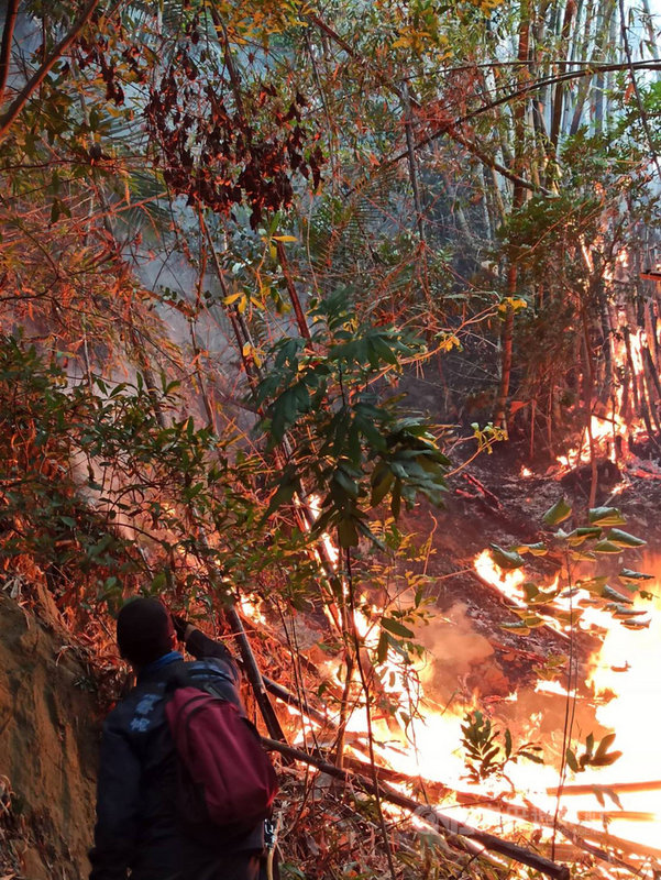 高雄美濃火燒山連燒3天,燃燒面積達5公頃,終於在16 日晚間完全撲滅,前後共出動上百名警義消打火。(民眾提供)中央社記者洪學廣傳真 110年3月17日