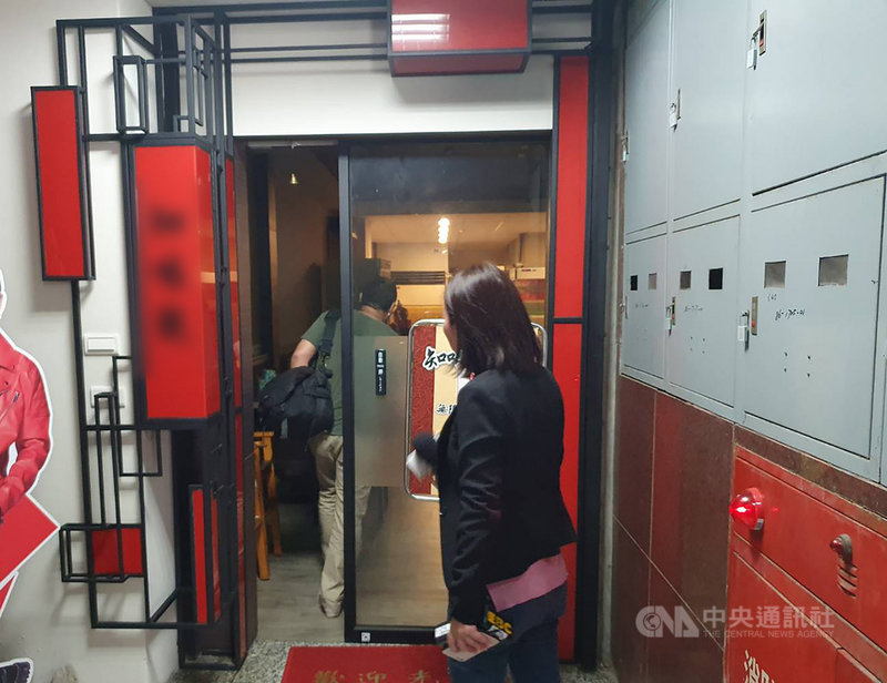 新北市新店區復興里民舉辦自強活動卻在蘇花公路發生重大車禍,其中鶼鰈情深的華氏夫妻開心出遊卻雙雙罹難,消息傳回住處及所經營的麻辣鍋店,令家屬、鄰居都錯愕不已。中央社記者沈佩瑤新北市攝 110年3月17日