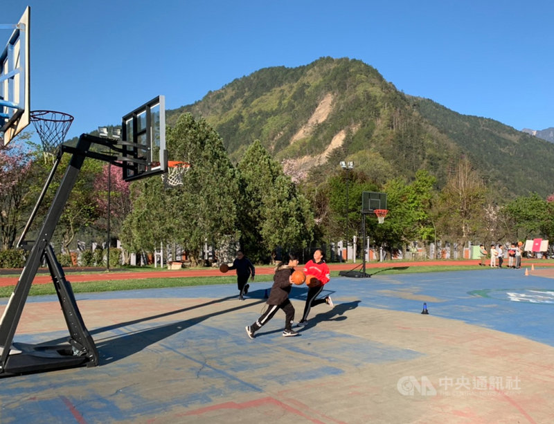 平等國小位於台中市和平區環山部落,地處台中、宜蘭交界,是台中市百年老校也是最偏遠的國小,校內只有一座球場。(平等國小提供)中央社記者趙麗妍傳真 110年3月18日