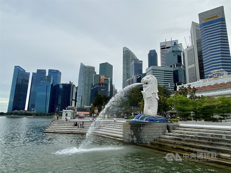 台灣、帛琉旅遊泡泡啟動,新加坡可望成為下一站。圖為新加坡著名地標魚尾獅與附近的金融大樓。(中央社檔案照片)