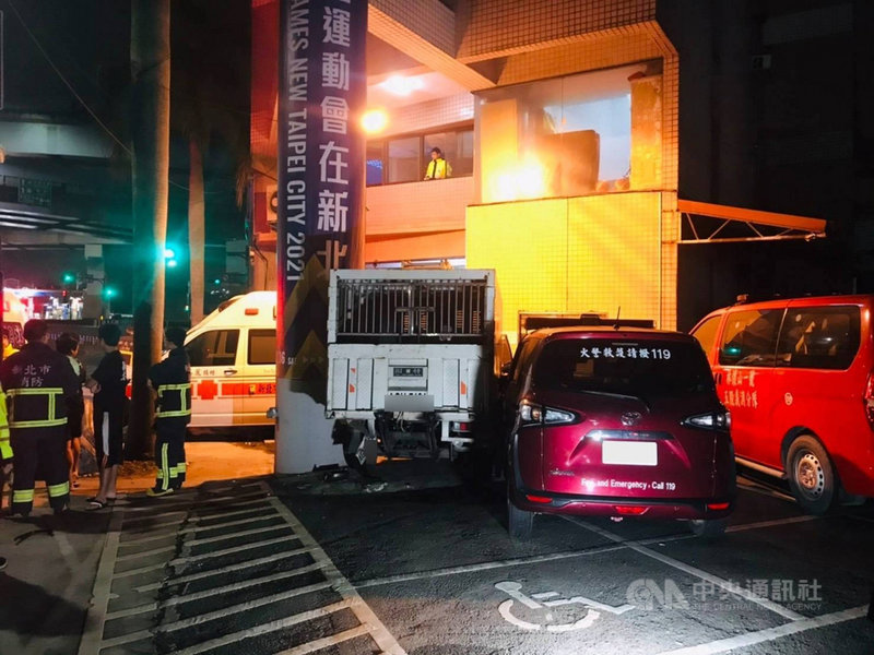 新北市消防局五股分隊外18日發生連環撞車禍,臨停在公車站前的新北市政府動物保護防疫處動物管制車,遭後方洗衣店小貨車推撞,直衝進分隊停車場。(翻攝照片)中央社記者沈佩瑤傳真 110年3月18日