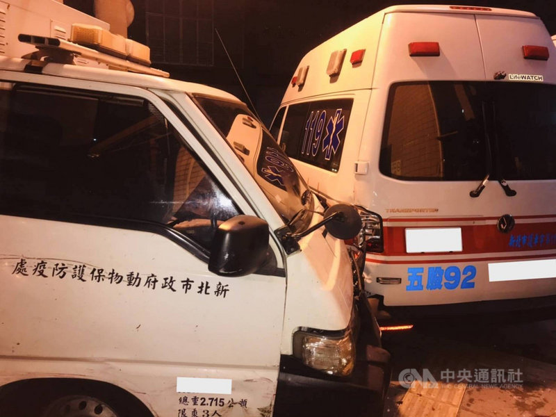 新北動保處動物管制車18日臨停路邊執勤時,突遭行經的小貨車撞擊,直衝進五股消防分隊,波及2輛救護車、1輛勤務車。(翻攝照片)中央社記者沈佩瑤傳真 110年3月18日