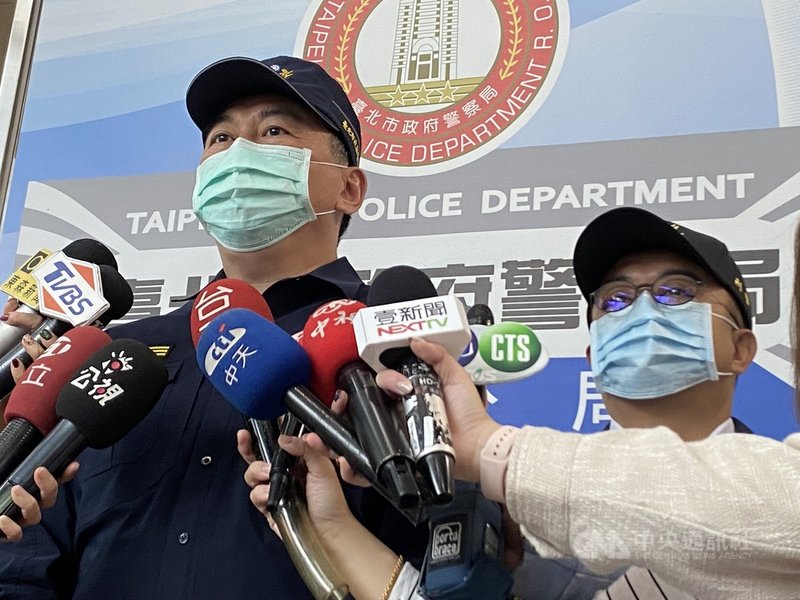 台北市中山區一間酒店17日晚間遭人丟擲2枚爆裂物，造成3名路人遭碎片割傷，犯嫌20歲王男隨後自行向警方投案，供稱是因消費糾紛報復，警依法送辦並續追幕後有無幫派介入。圖為台北市警察局中山分局分局長許頌嘉（左）18日說明案情。中央社記者黃麗芸攝 110年3月18日