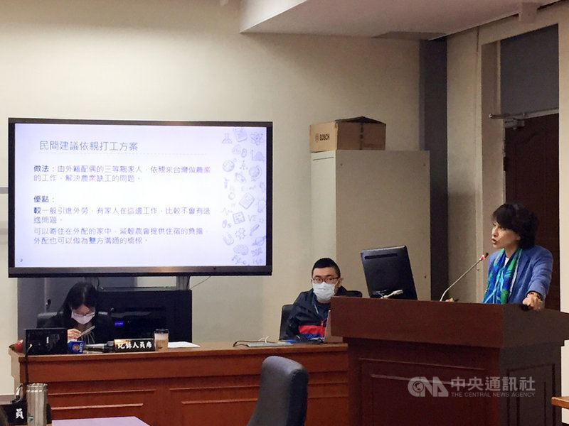 民進黨立委邱議瑩(右)18日在立法院經濟委員會指出,農業移工引進後常適應不良返鄉,建議參考澳洲研議的農業專用簽證發給外配家人解決。中央社記者楊淑閔攝 110年3月18日