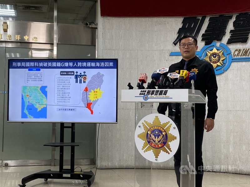 英籍男子賈瑞特和東南亞販毒集團合作走私毒品來台,市價新台幣上億元,刑事局和泰國警方合作交換情資,見賈瑞特搭乘高鐵欲交易毒品時,一舉逮捕3嫌送辦。圖為刑事局國際刑警科祕書李泱輯18日說明案情。中央社記者黃麗芸攝 110年3月18日